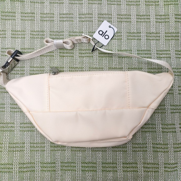 ALO Yoga Explorer Fanny Pack - Adjustable Waist/Shoulder Strap 3L Nylon - Picture 2 of 5